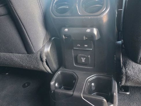 Used 2018 Jeep Wrangler Unlimited Sahara AWD/4WD image 18