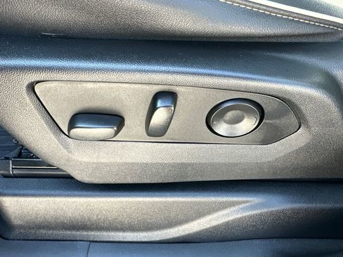 Used 2023 GMC Yukon XL SLT image 28