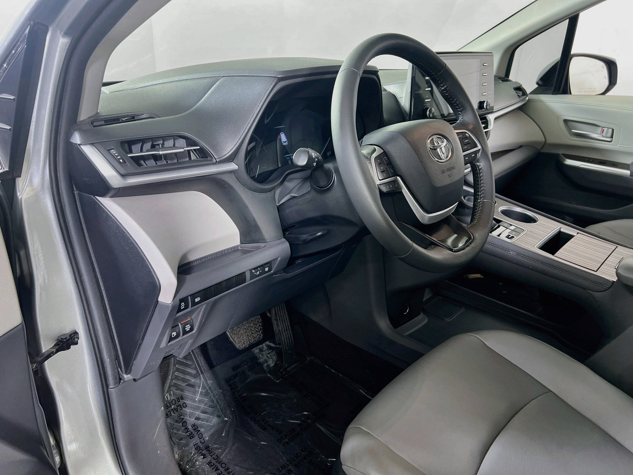 Used 2024 Toyota Sienna XLE FWD image 9
