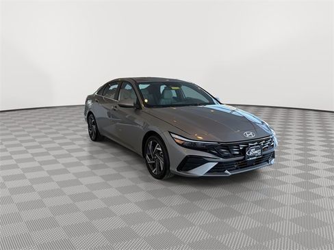 Used 2025 Hyundai Elantra Limited image 2