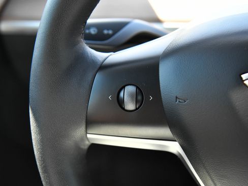 Used 2023 Tesla Model Y Long Range AWD/4WD image 30