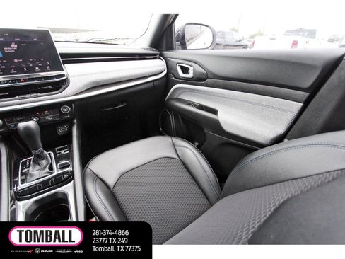 Used 2024 Jeep Compass Latitude AWD/4WD image 11