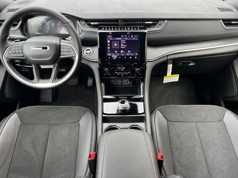 New 2025 Jeep Grand Cherokee Altitude image 13