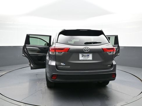 Used 2017 Toyota Highlander LE image 47