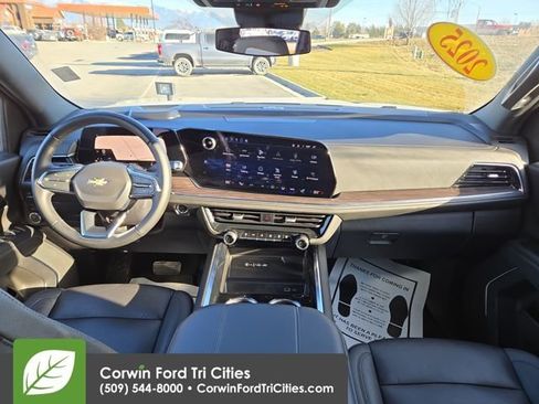 Used 2025 Chevrolet Suburban LT image 3