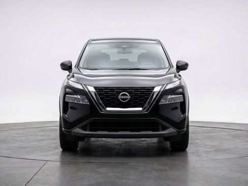 Used 2025 Nissan Rogue SV image 2