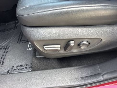 Used 2022 Toyota Highlander XLE FWD image 12