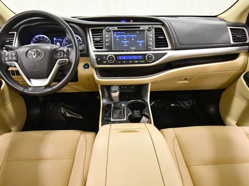 Used 2018 Toyota Highlander XLE image 3