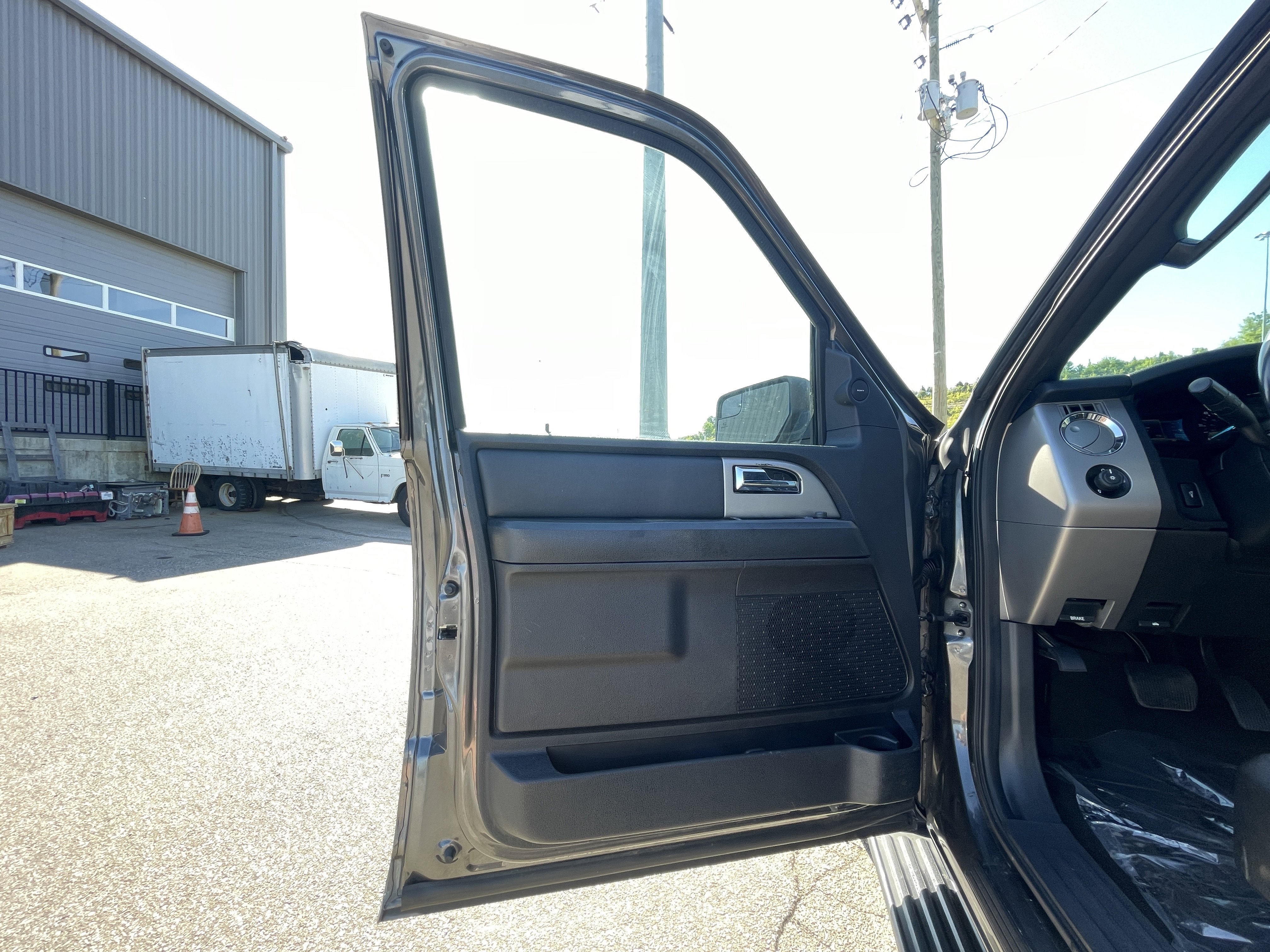 Used 2017 Ford Expedition Limited AWD/4WD image 9