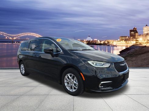 Used 2023 Chrysler Pacifica Touring-L FWD image 4