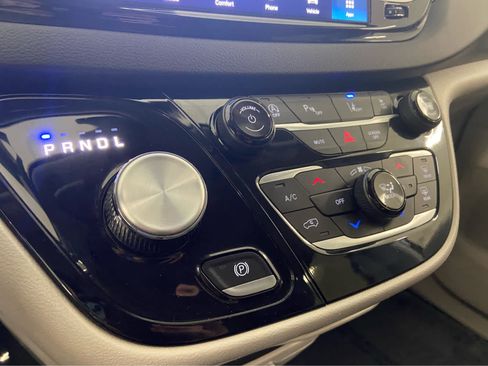 Used 2024 Chrysler Pacifica Touring-L FWD image 31