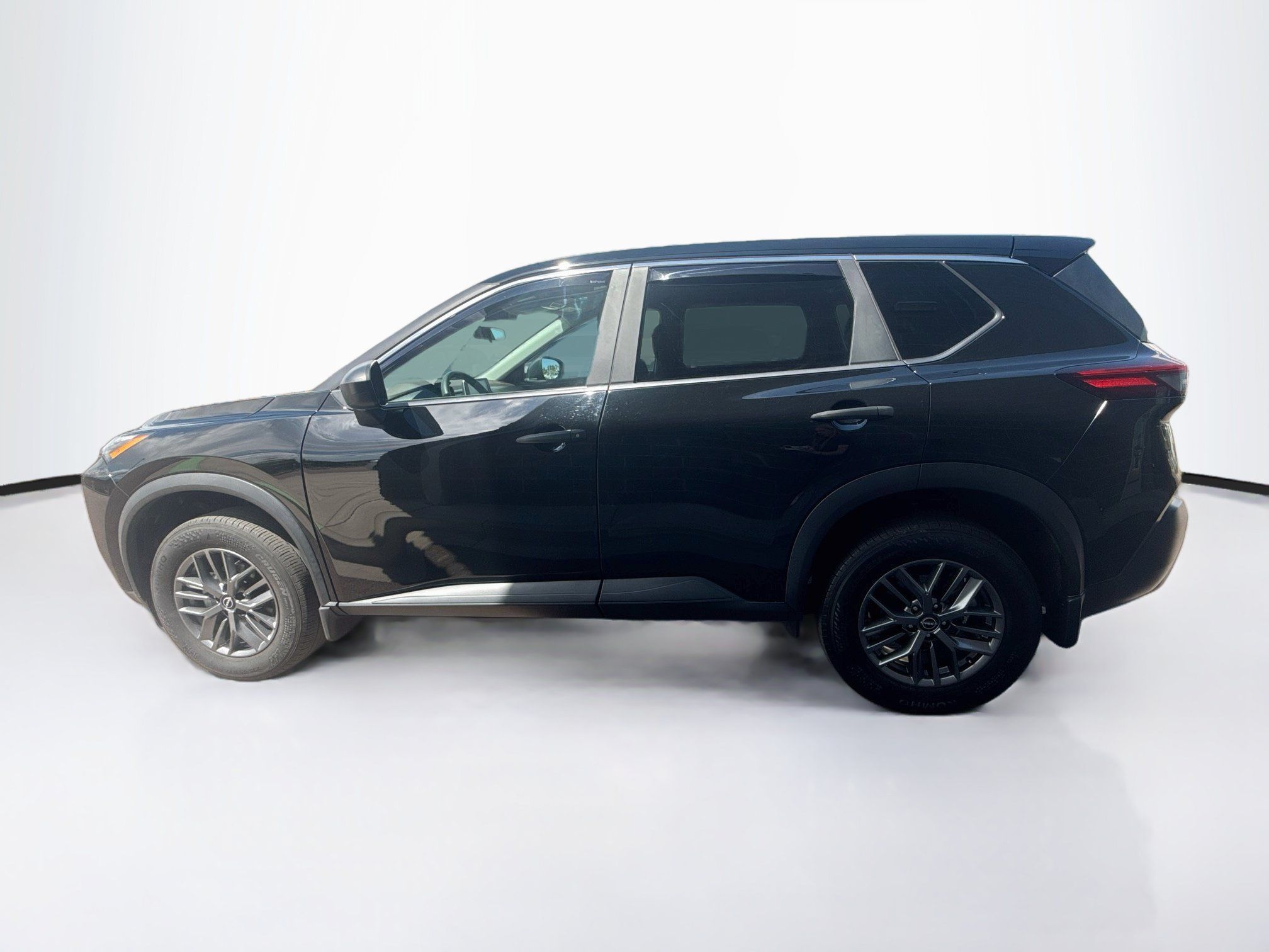 Used 2023 Nissan Rogue S AWD/4WD image 4