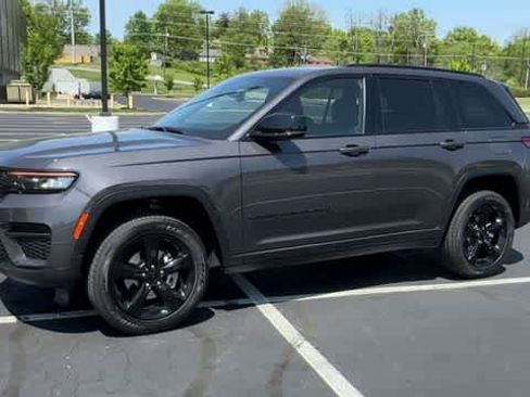 Used 2023 Jeep Grand Cherokee Altitude AWD/4WD image 4