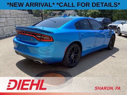 Used 2018 Dodge Charger SXT w/ Blacktop Package RWD image 7