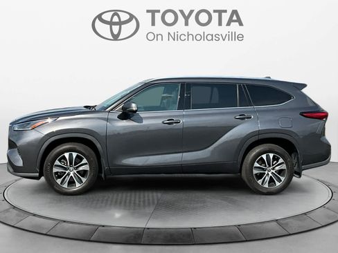 Used 2021 Toyota Highlander XLE AWD/4WD image 2