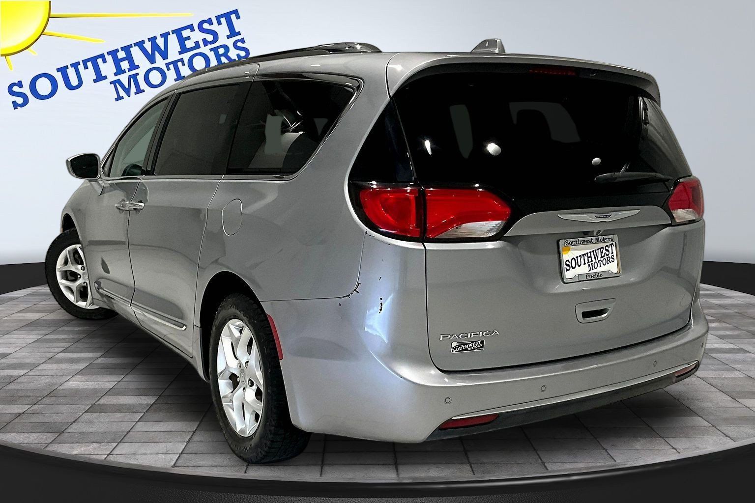 Used 2020 Chrysler Pacifica Touring-L w/ Tire & Wheel Group FWD image 5
