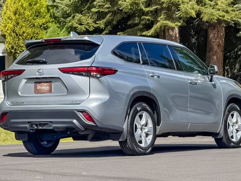 Used 2021 Toyota Highlander LE AWD/4WD image 4