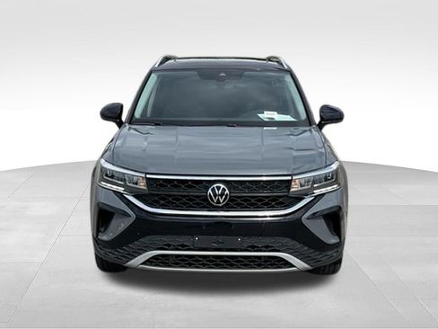 Used 2023 Volkswagen Taos SE w/ Panoramic Sunroof Package FWD image 4
