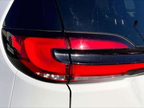 Certified 2024 Chrysler Pacifica Touring-L image 24