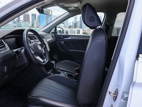 Certified 2022 Volkswagen Tiguan SE FWD image 17