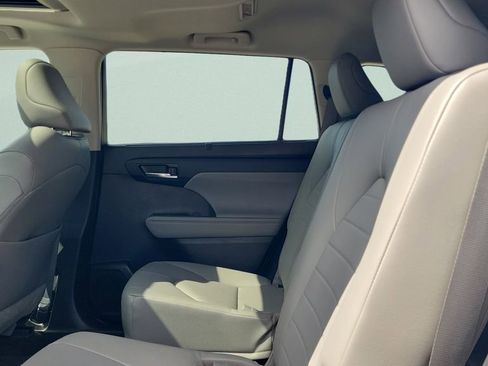 Used 2023 Toyota Highlander XLE image 10