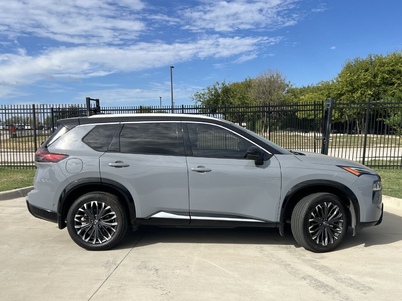 Used 2024 Nissan Rogue Platinum FWD image 3