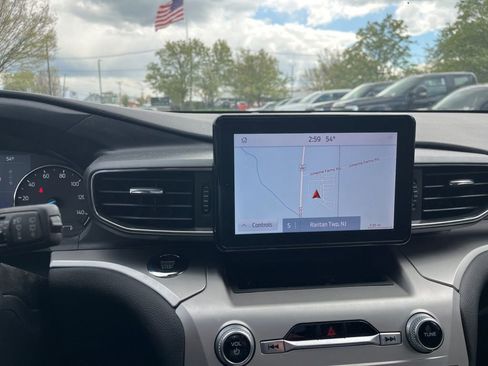 Used 2021 Ford Explorer XLT w/ Equipment Group 202A image 8