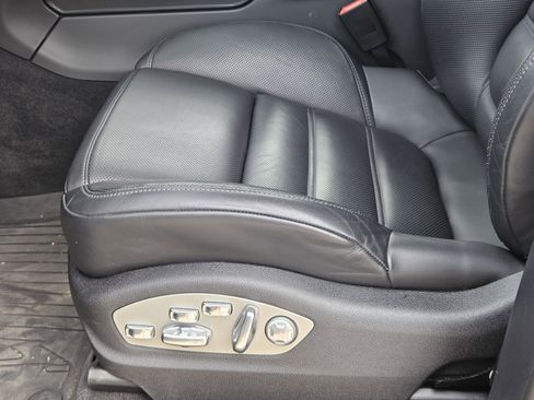 Certified 2025 Porsche Macan image 23