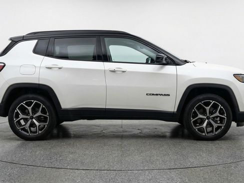 Used 2025 Jeep Compass Limited image 11