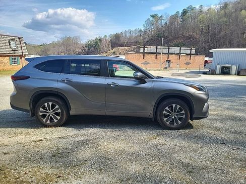 Used 2025 Toyota Highlander XLE image 6