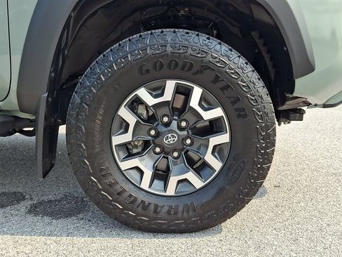Certified 2023 Toyota Tacoma TRD Off-Road w/ Technology Package AWD/4WD image 9