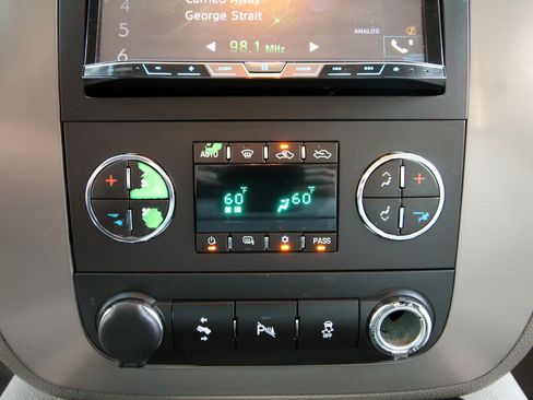Used 2014 GMC Sierra 2500 SLT w/ SLT Convenience Package AWD/4WD image 31