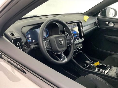 Certified 2025 Volvo XC40 B5 Plus image 18