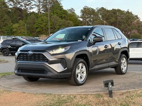 Used 2021 Toyota RAV4 LE image 3