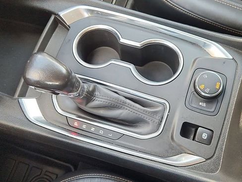 Used 2021 Chevrolet Traverse LT image 15