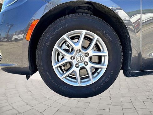Used 2023 Chrysler Pacifica Touring-L image 8