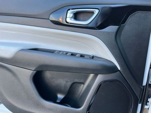 Used 2025 Jeep Compass Limited image 18