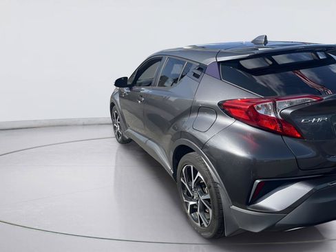 Used 2021 Toyota C-HR XLE FWD image 3