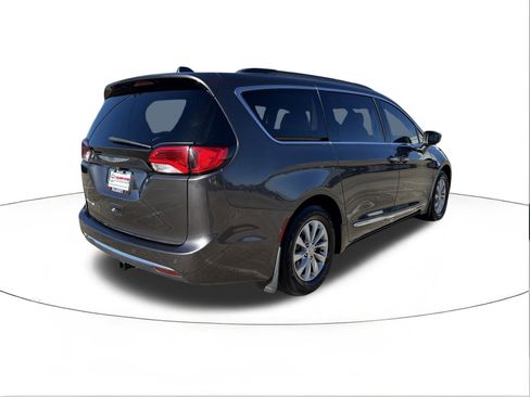 Used 2017 Chrysler Pacifica Touring-L image 3