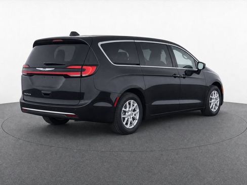 Used 2023 Chrysler Pacifica Touring-L FWD image 6