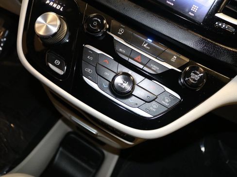 Used 2023 Chrysler Pacifica Touring-L image 31