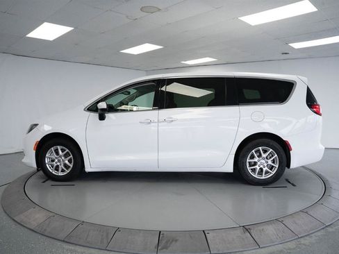 Used 2023 Chrysler Voyager LX FWD image 7