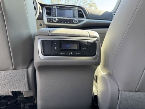 Used 2017 Toyota Highlander Limited image 18