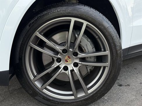 Used 2023 Porsche Cayenne S Platinum w/ Premium Package Plus image 7