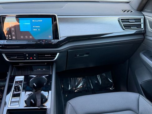 Used 2025 Volkswagen Atlas Cross Sport SE image 36