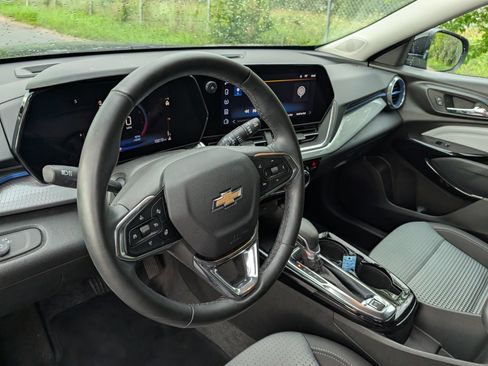 Used 2025 Chevrolet Trax LT w/ Driver Confidence Package FWD image 25