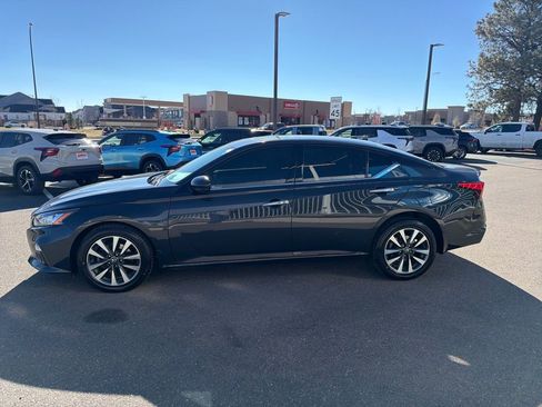 Used 2019 Nissan Altima 2.5 SV image 2