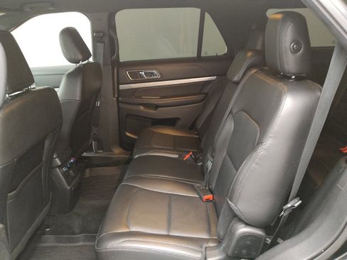 Used 2018 Ford Explorer XLT w/ Equipment Group 202A AWD/4WD image 18