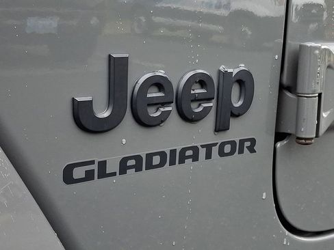 Used 2021 Jeep Gladiator Willys image 32