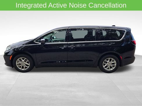 Used 2024 Chrysler Pacifica Touring-L FWD image 6